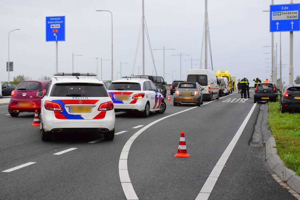 Twee bestelbussen en personenwagen betrokken bij kettingbotsing