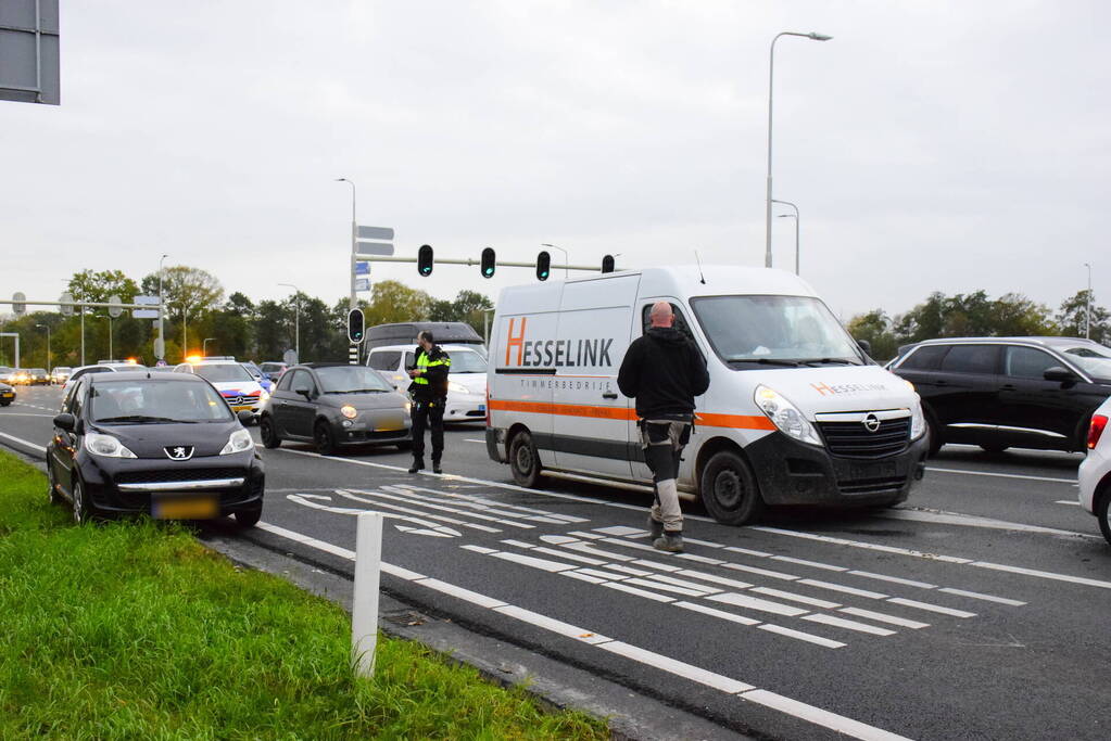Twee bestelbussen en personenwagen betrokken bij kettingbotsing