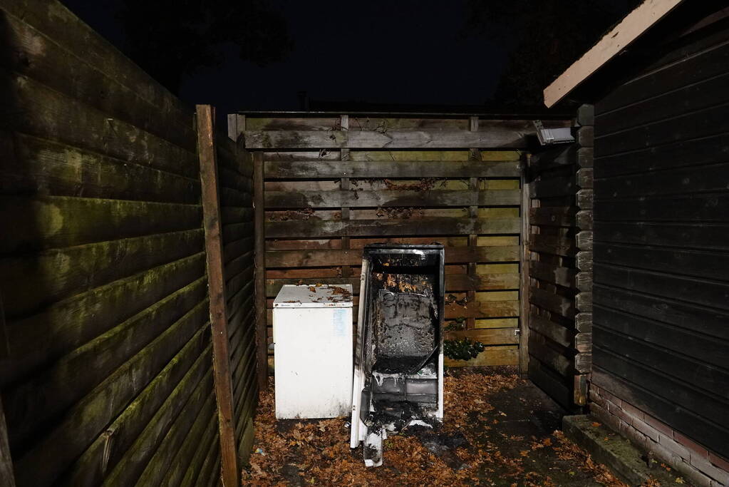 Koelkast gaat in vlammen op, mogelijk brandstichting