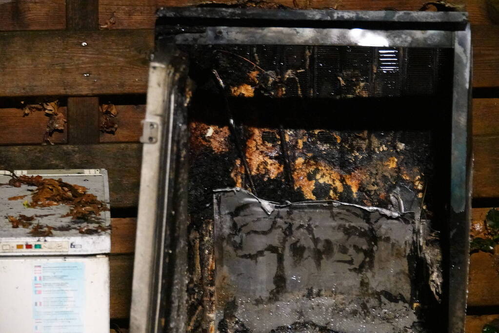 Koelkast gaat in vlammen op, mogelijk brandstichting