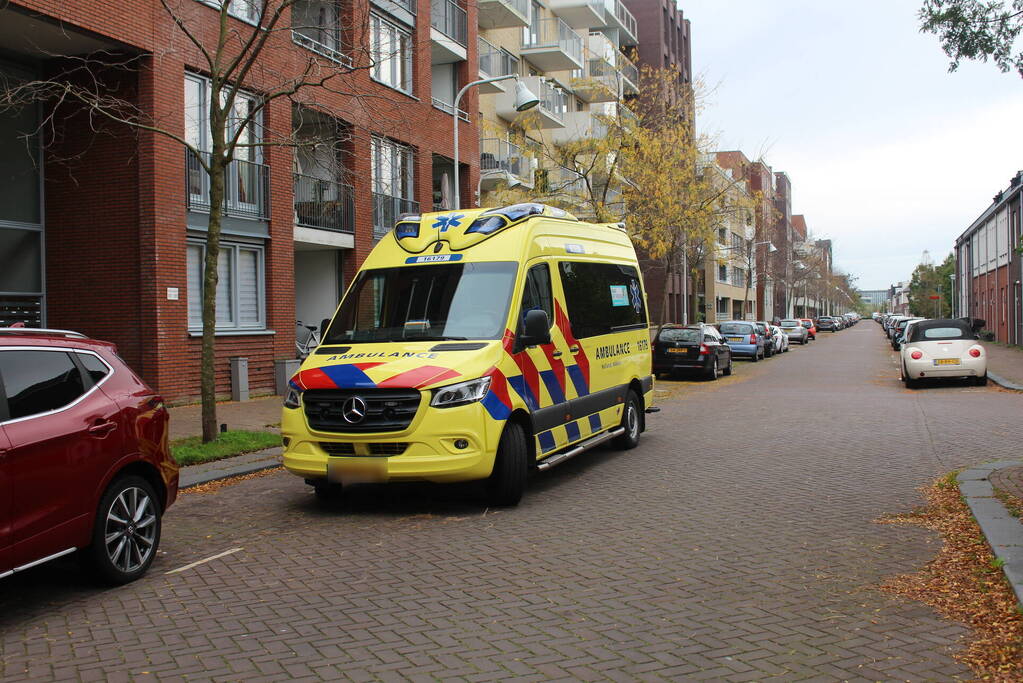 TRAUMAHELIKOPTER LANDT OP PARKEERPLAATS HOTEL