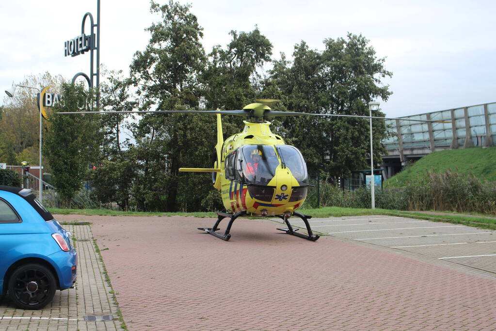 TRAUMAHELIKOPTER LANDT OP PARKEERPLAATS HOTEL