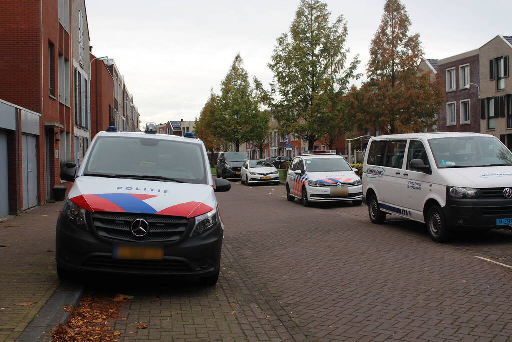 TRAUMAHELIKOPTER LANDT OP PARKEERPLAATS HOTEL