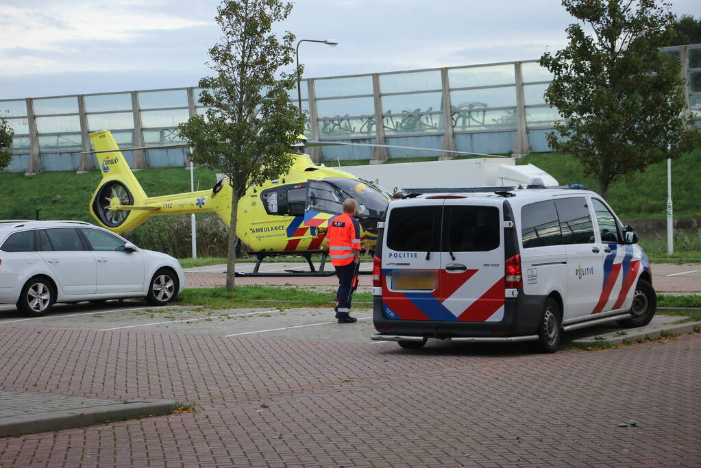 TRAUMAHELIKOPTER LANDT OP PARKEERPLAATS HOTEL