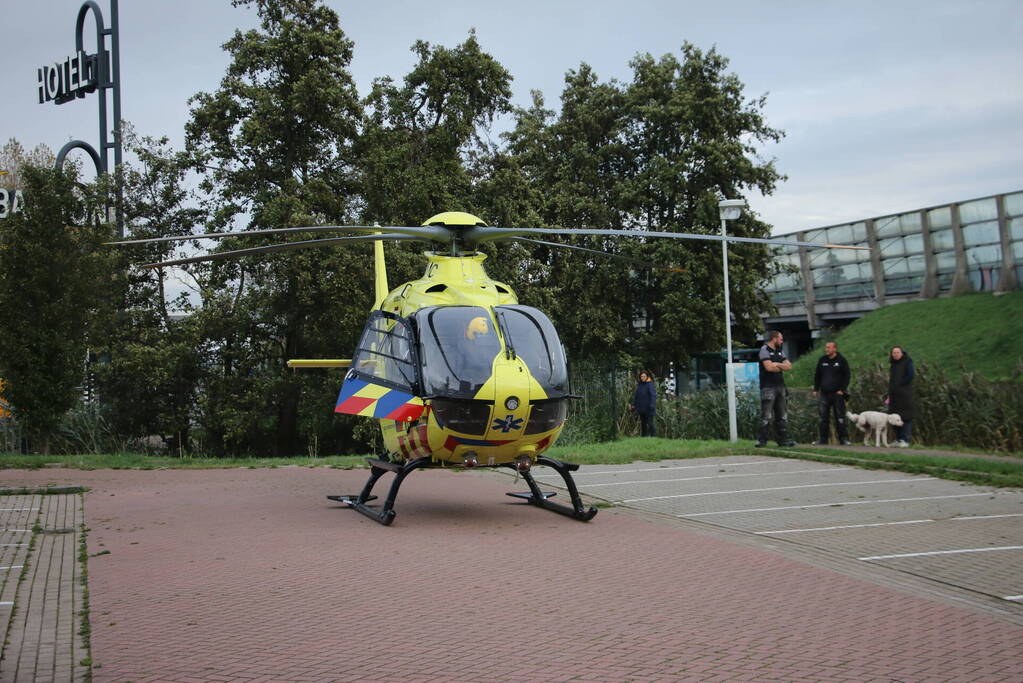 TRAUMAHELIKOPTER LANDT OP PARKEERPLAATS HOTEL