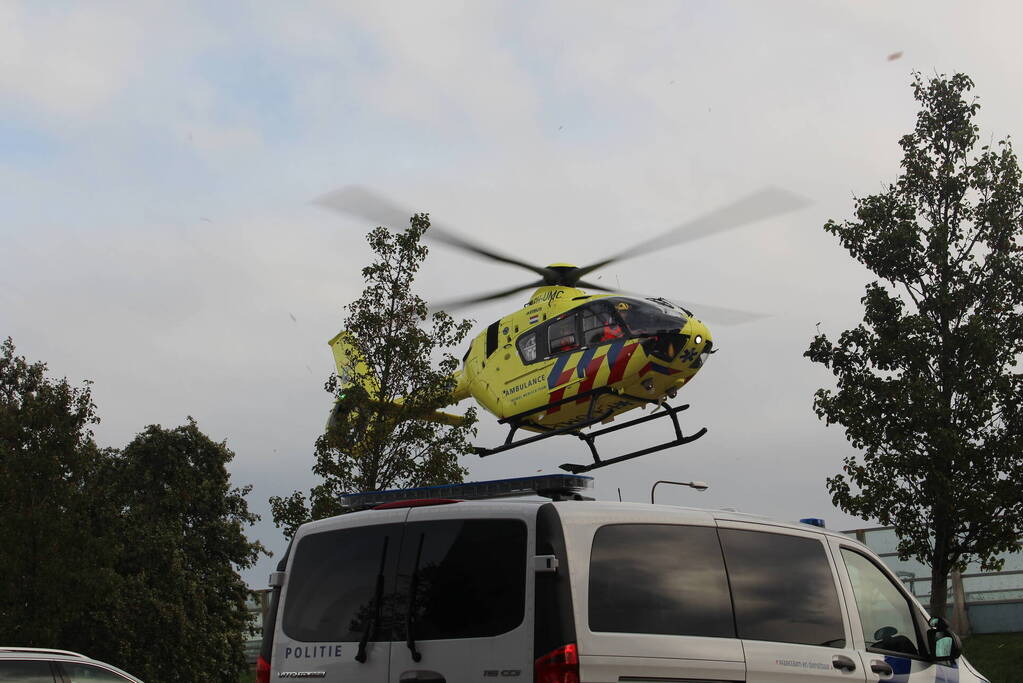 TRAUMAHELIKOPTER LANDT OP PARKEERPLAATS HOTEL