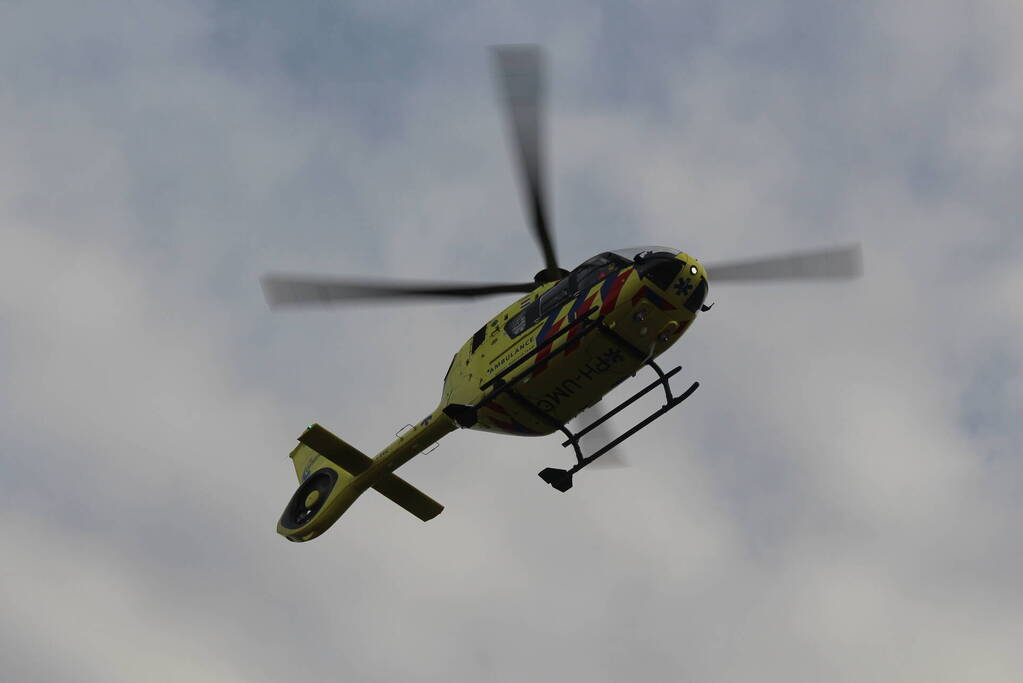 TRAUMAHELIKOPTER LANDT OP PARKEERPLAATS HOTEL