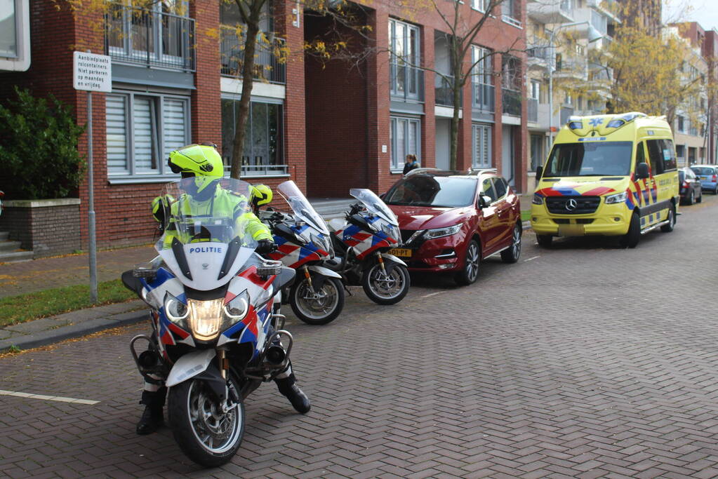 TRAUMAHELIKOPTER LANDT OP PARKEERPLAATS HOTEL