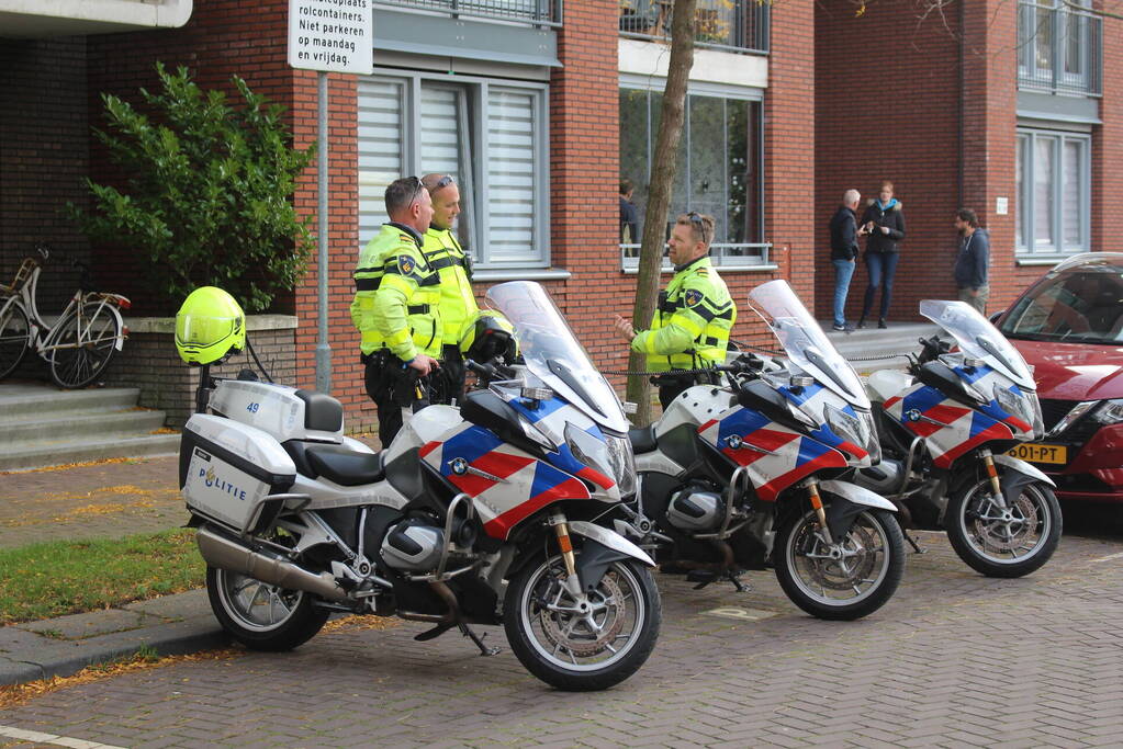 TRAUMAHELIKOPTER LANDT OP PARKEERPLAATS HOTEL