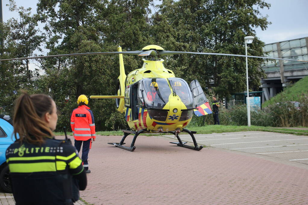 TRAUMAHELIKOPTER LANDT OP PARKEERPLAATS HOTEL