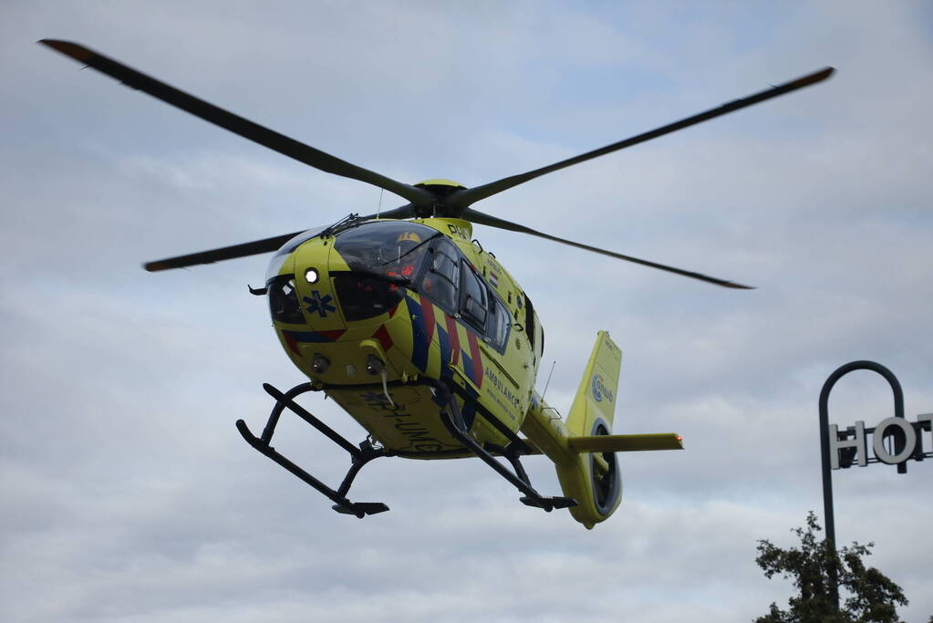 TRAUMAHELIKOPTER LANDT OP PARKEERPLAATS HOTEL
