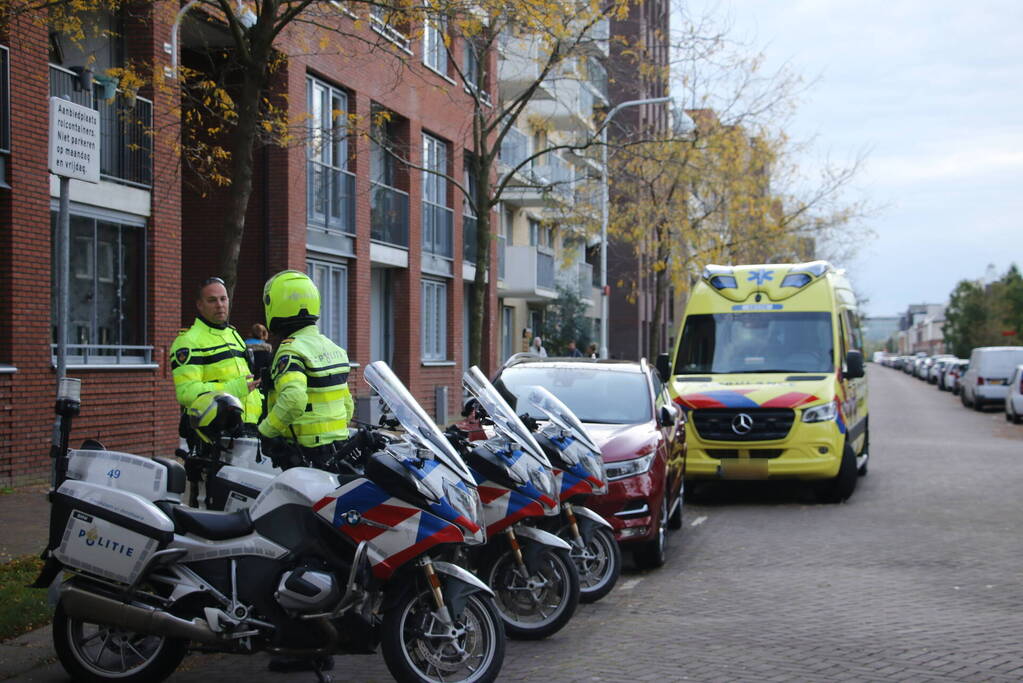 TRAUMAHELIKOPTER LANDT OP PARKEERPLAATS HOTEL