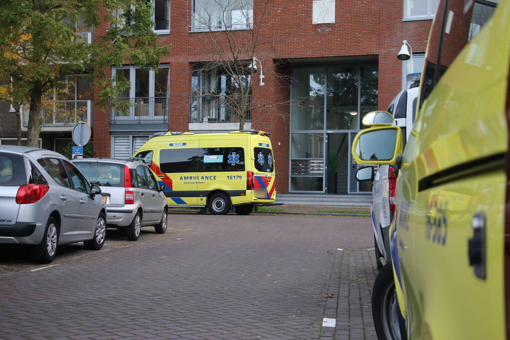 TRAUMAHELIKOPTER LANDT OP PARKEERPLAATS HOTEL