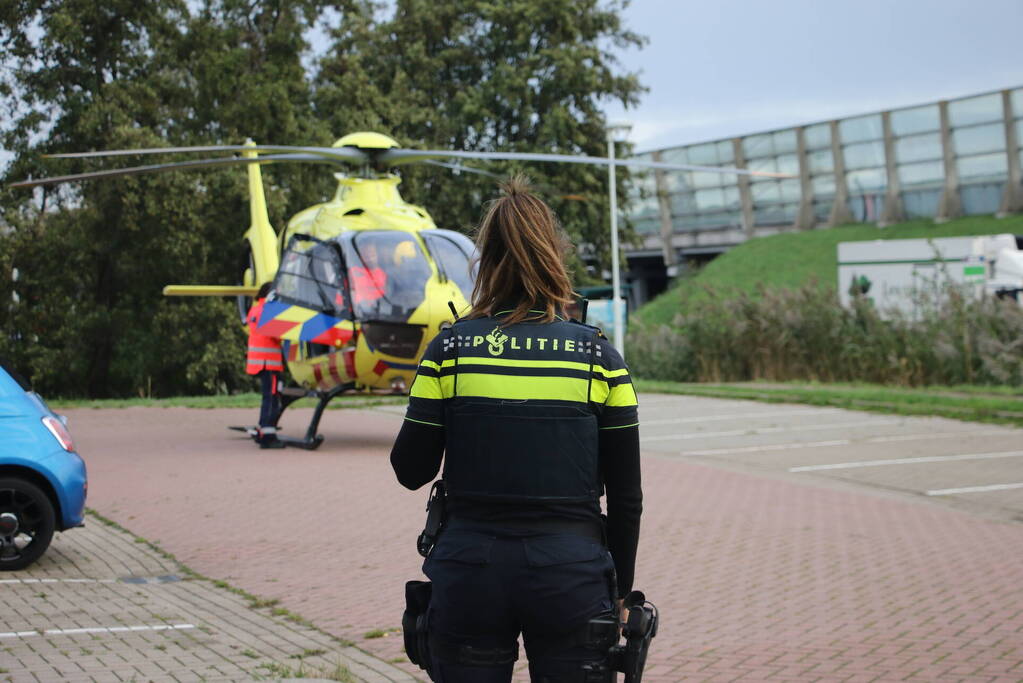 TRAUMAHELIKOPTER LANDT OP PARKEERPLAATS HOTEL