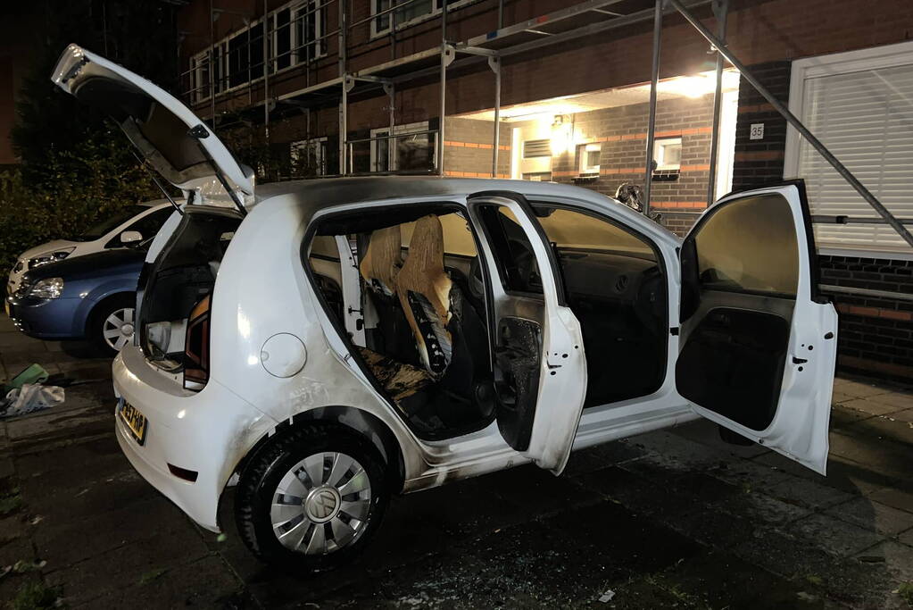 Personenwagen loopt flinke schade op door brand