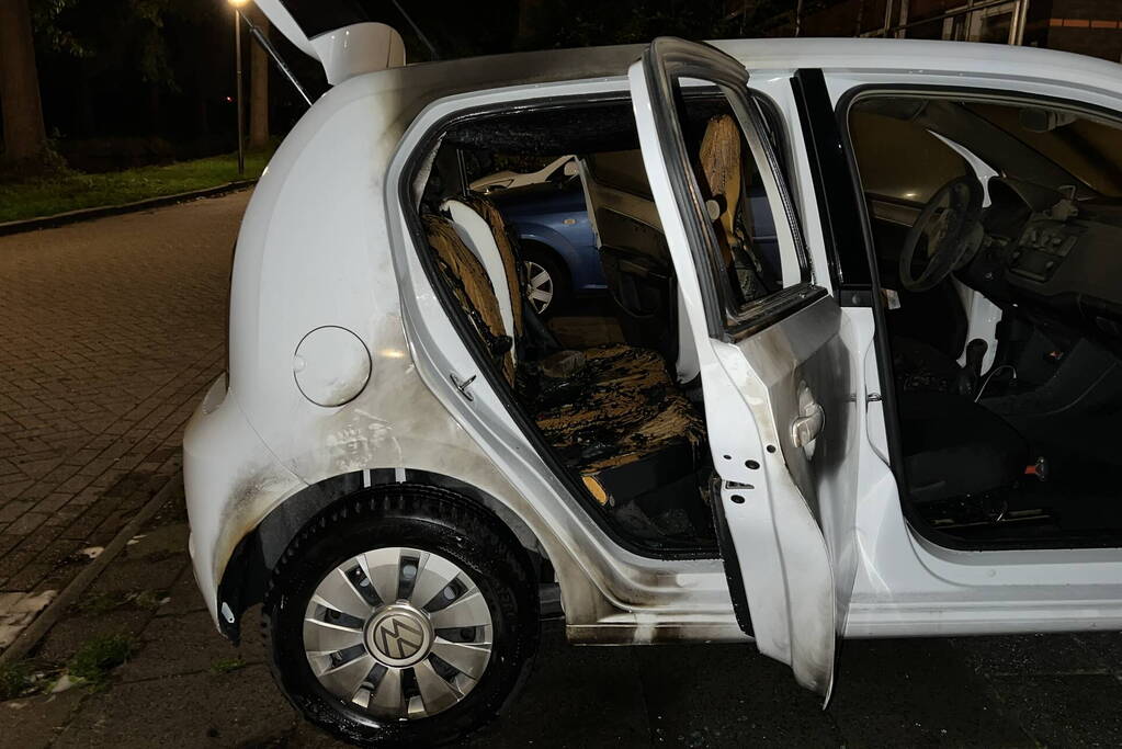 Personenwagen loopt flinke schade op door brand