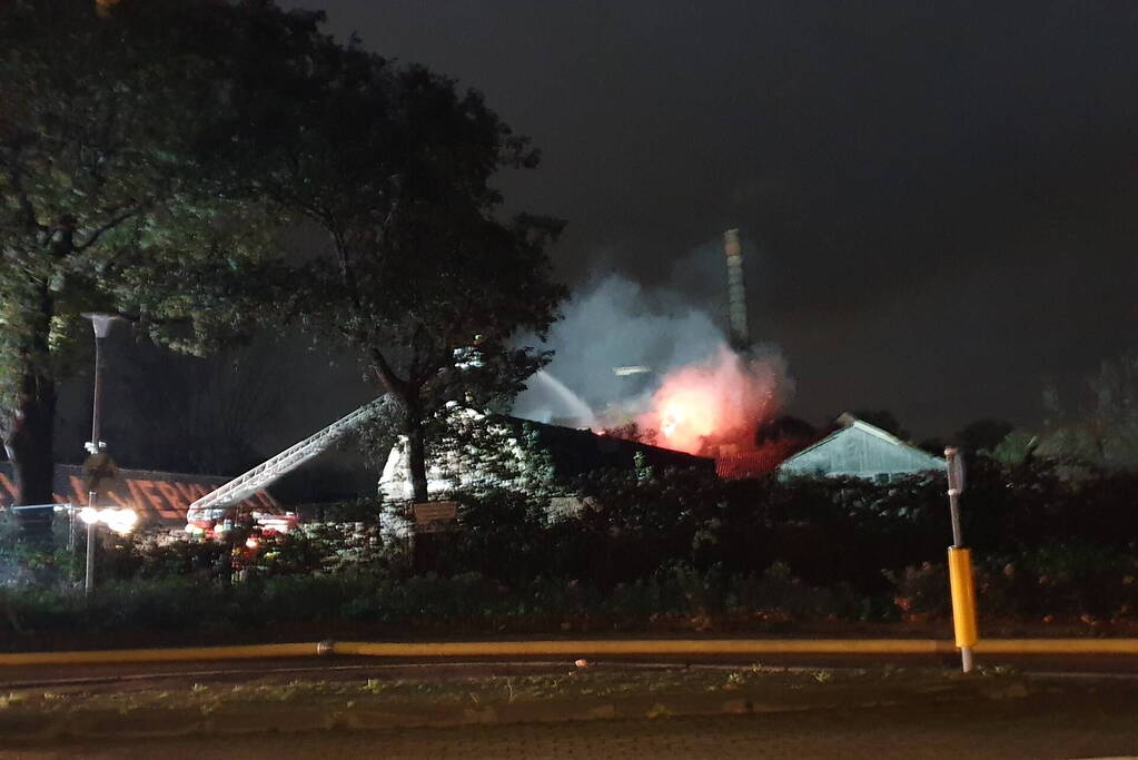 Grote brand in bedrijfspand