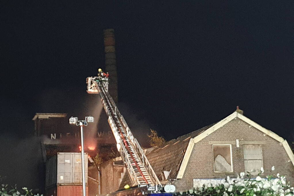 Grote brand in bedrijfspand
