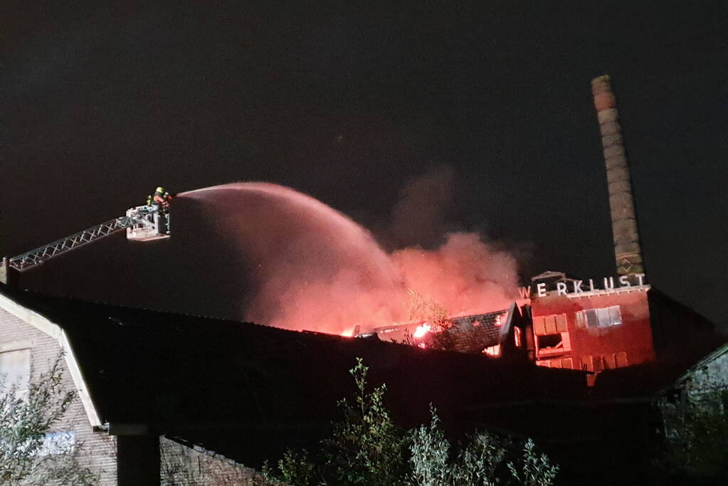 Grote brand in bedrijfspand