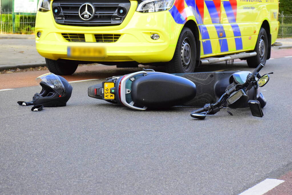 Brommerrijder en e-bike botsen op elkaar
