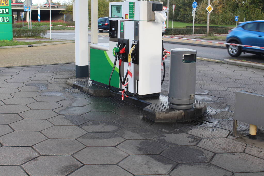 Politie sluit tankstation af vanwege lekkage