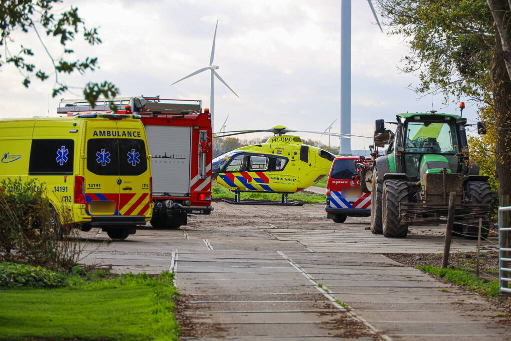 Man raakt op agrarisch bedrijf bekneld in een machine