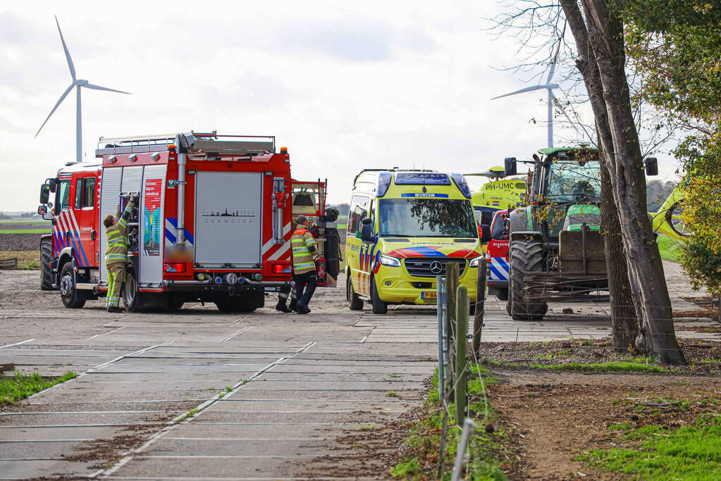 Man raakt op agrarisch bedrijf bekneld in een machine