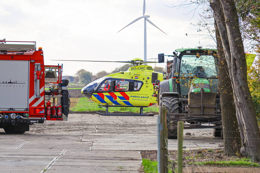 Man raakt op agrarisch bedrijf bekneld in een machine