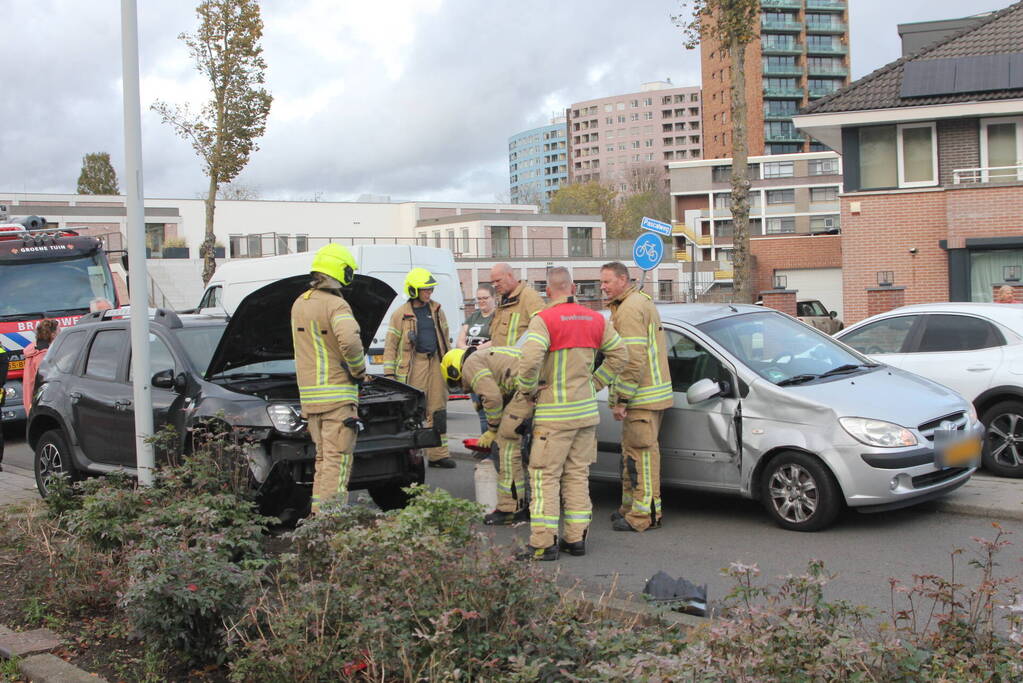 Flinke schade bij botsing tussen twee auto's