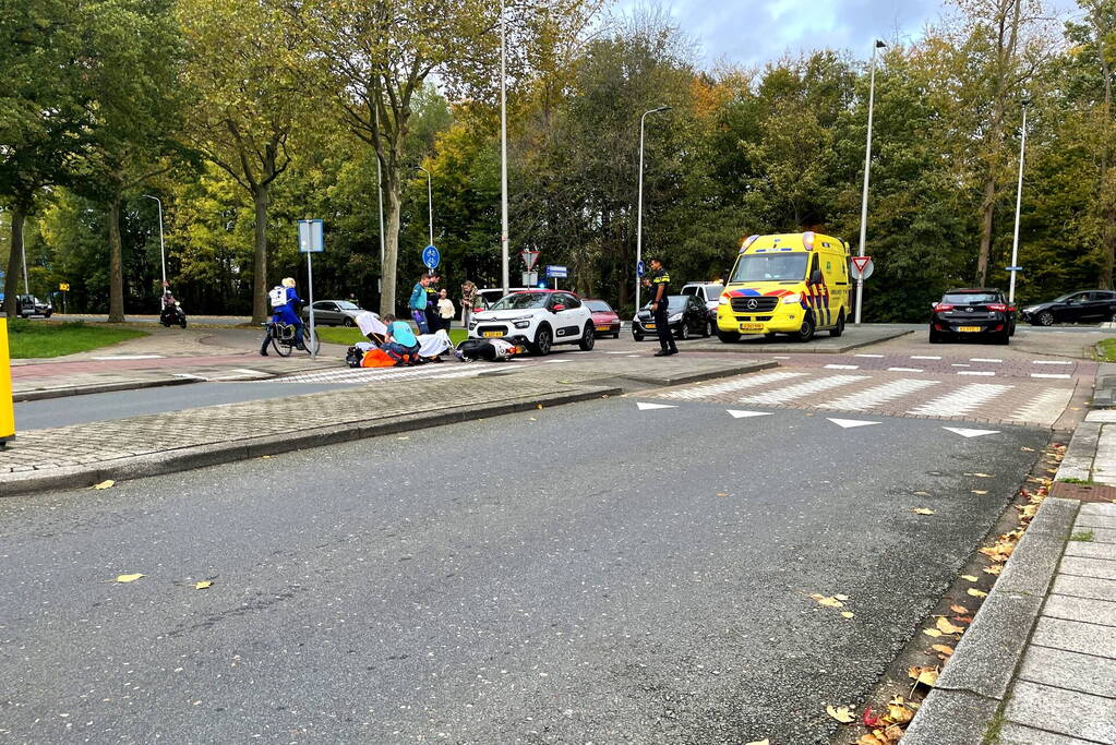 Overstekende scooterrijder botst op auto