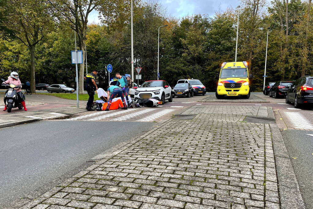 Overstekende scooterrijder botst op auto