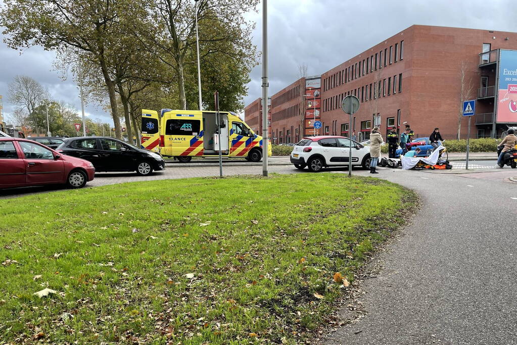 Overstekende scooterrijder botst op auto