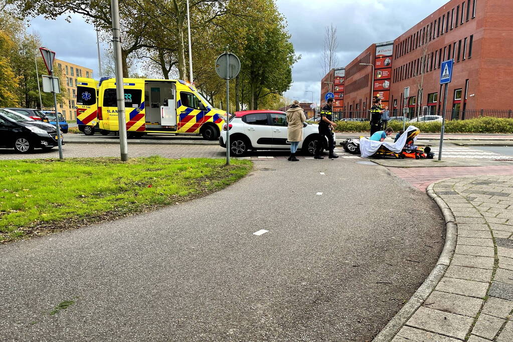 Overstekende scooterrijder botst op auto