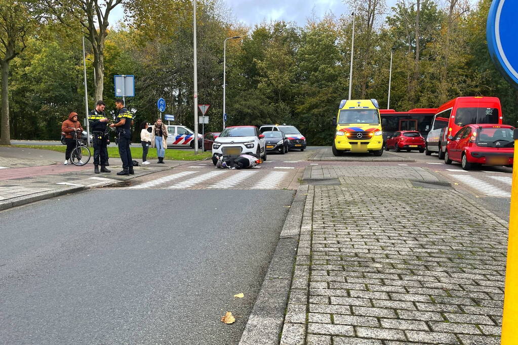 Overstekende scooterrijder botst op auto