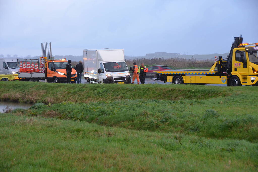 Bakwagen raakt van de weg