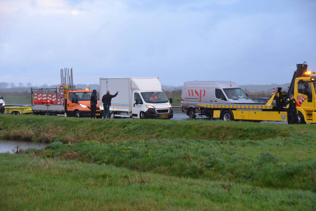 Bakwagen raakt van de weg