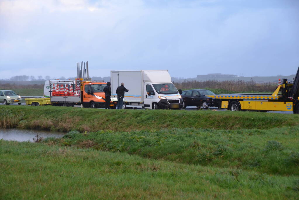 Bakwagen raakt van de weg