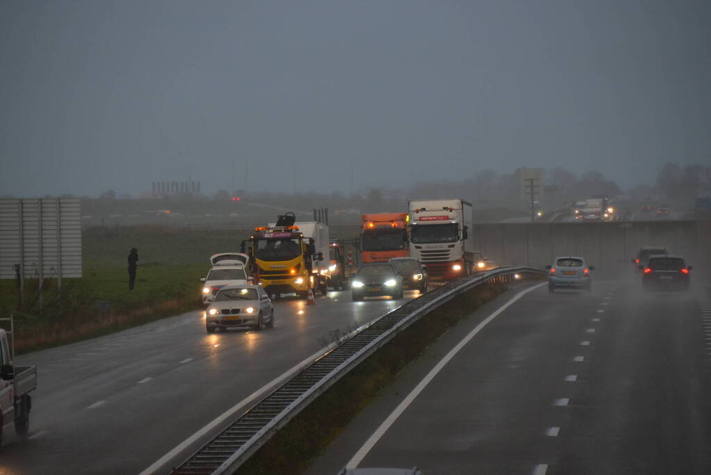 Bakwagen raakt van de weg