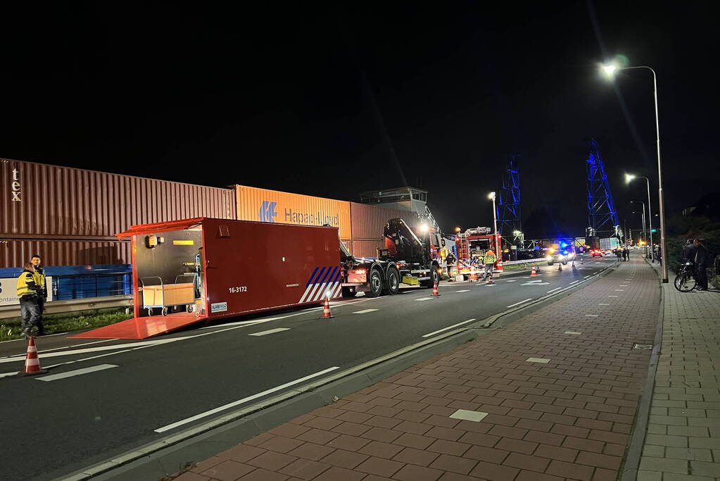 Brandweer groots ingezet voor zinkend containerschip