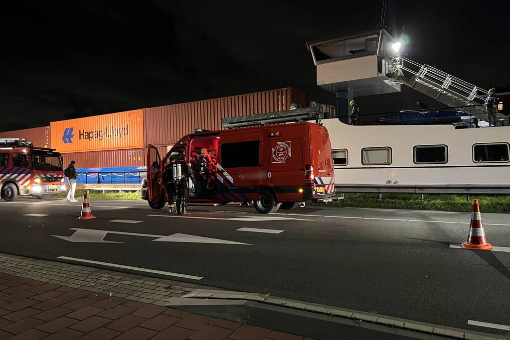 Brandweer groots ingezet voor zinkend containerschip