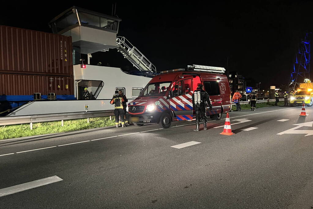Brandweer groots ingezet voor zinkend containerschip