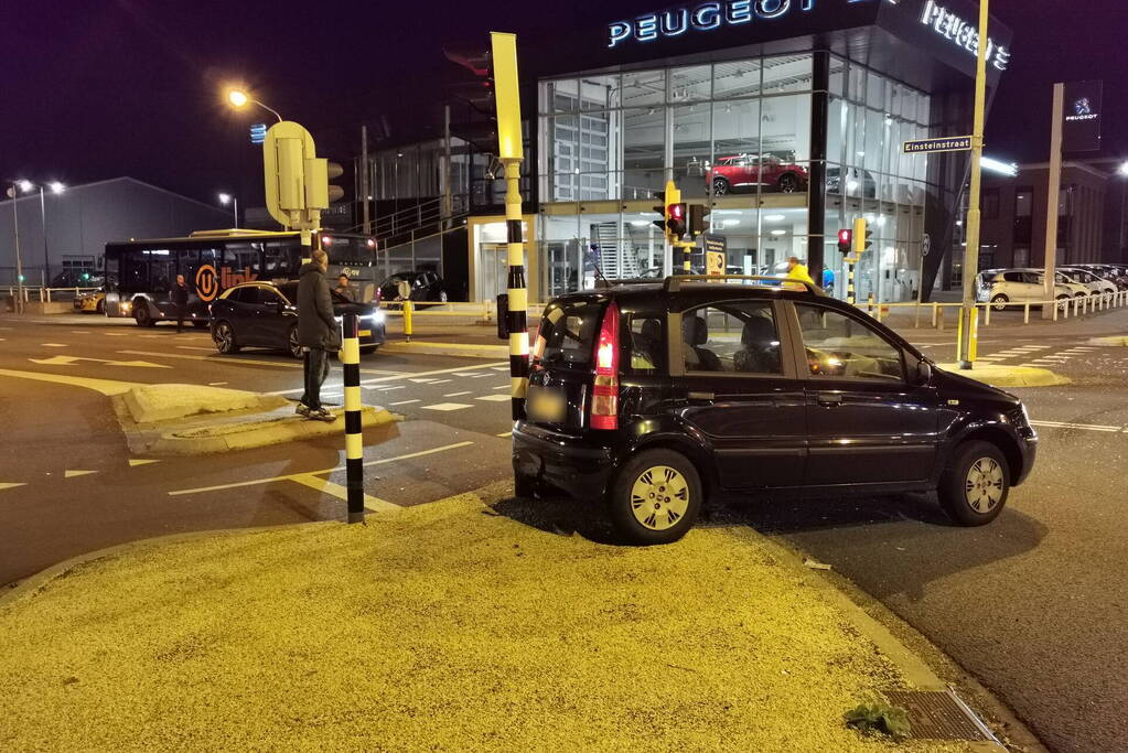 Lijnbus botst met personenauto