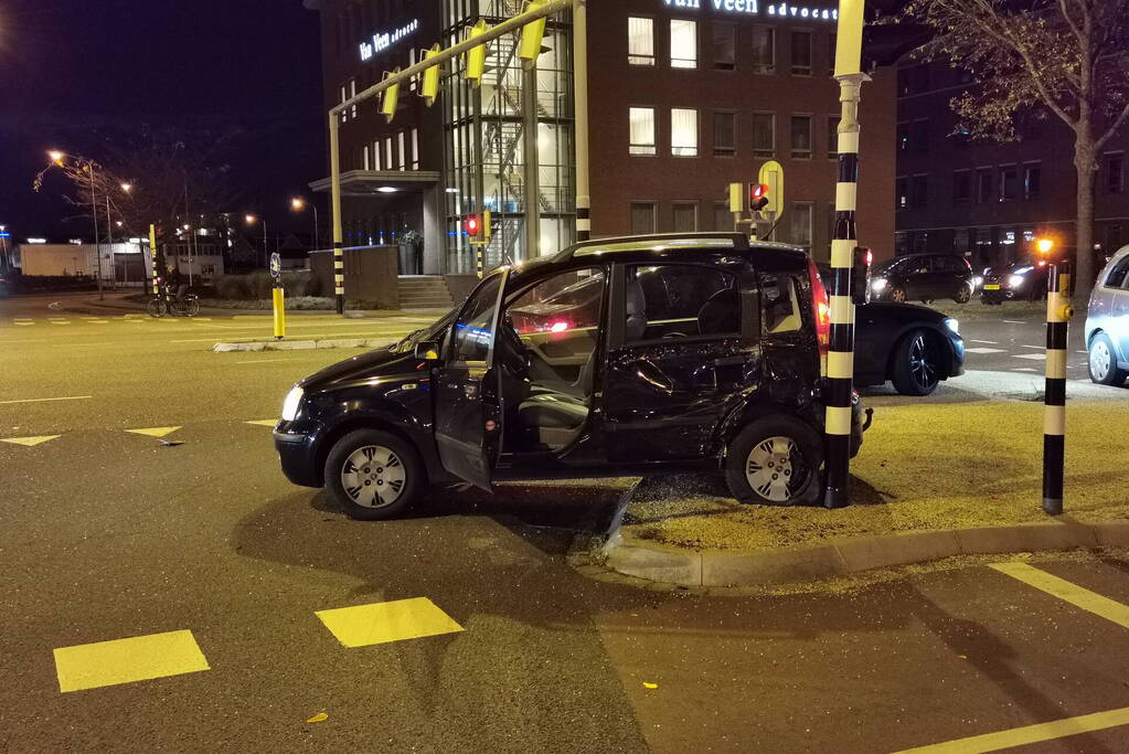 Lijnbus botst met personenauto
