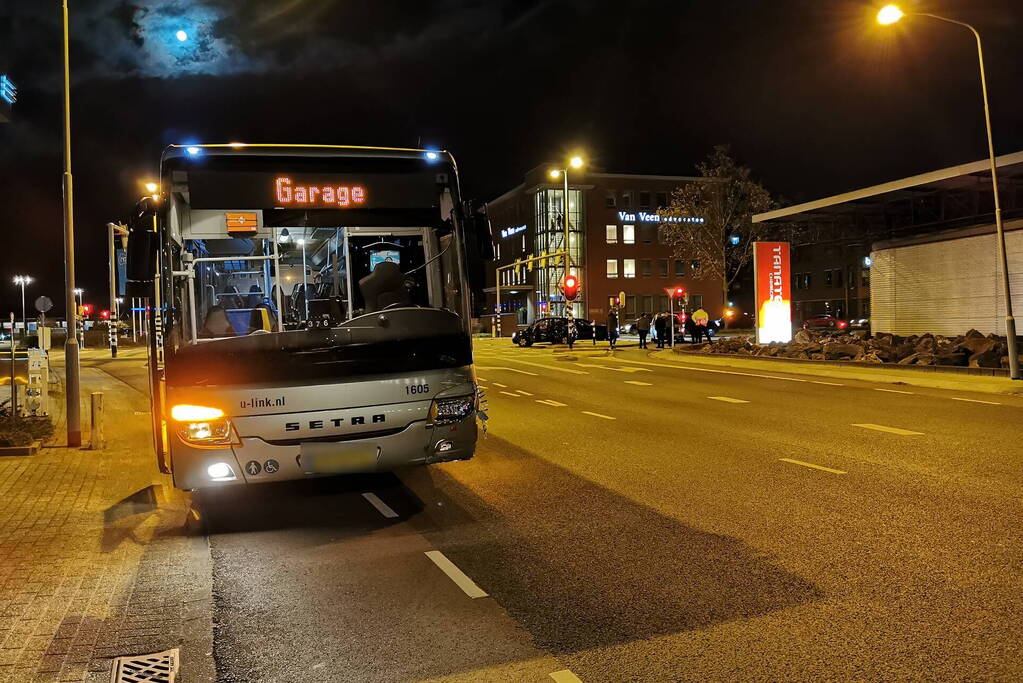 Lijnbus botst met personenauto