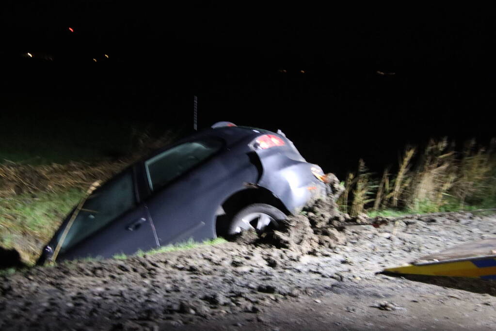 Auto belandt in sloot