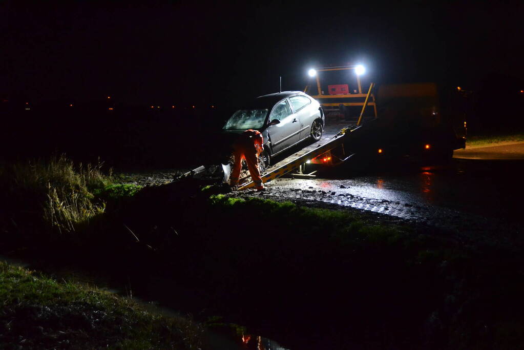 Auto belandt in sloot