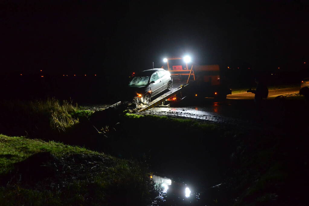 Auto belandt in sloot