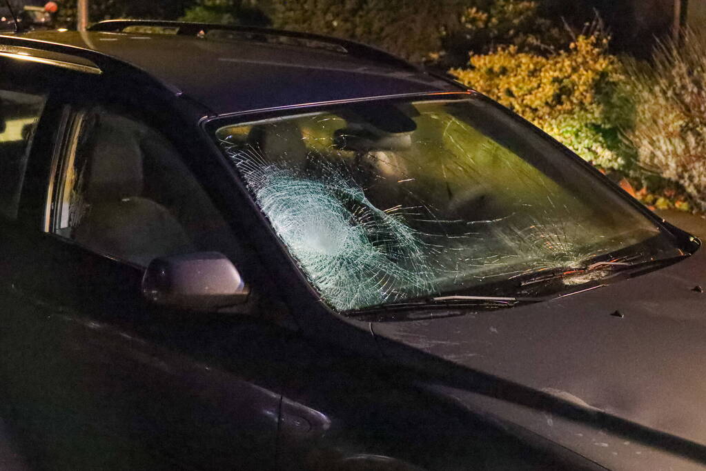 Twee personen gewond bij botsing met auto