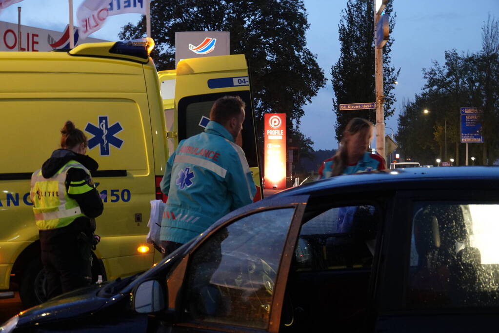 Fietser op e-bike gewond bij botsing met auto