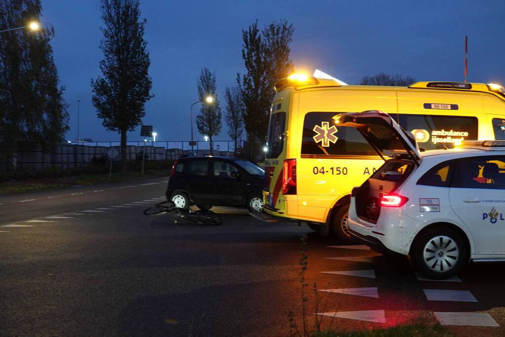 Fietser op e-bike gewond bij botsing met auto